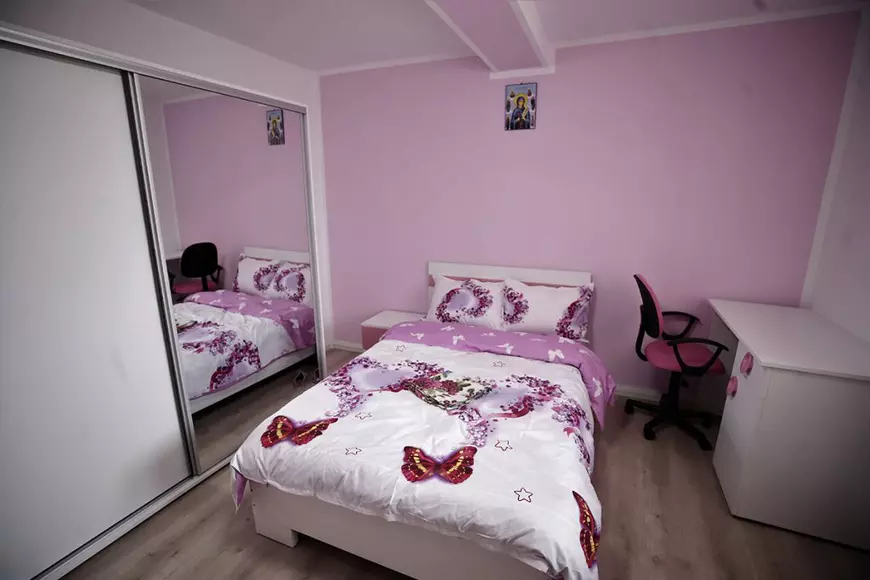 Fața discretă a Bisericii. Miracolul făcut de un preot și de oamenii dintr-un sat din Tulcea pentru o fetiță sărmană de 8 ani: „Roz a vrut, roz a ieșit!”