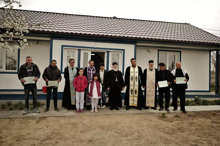 Fața discretă a Bisericii. Miracolul făcut de un preot și de oamenii dintr-un sat din Tulcea pentru o fetiță sărmană de 8 ani: „Roz a vrut, roz a ieșit!”