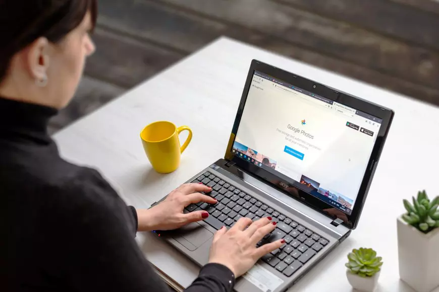cum poti partaja fotografii in siguranta - tanara folosinf google photos pe un laptop