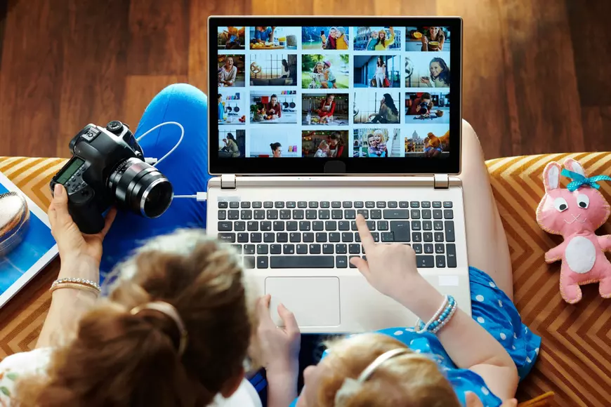 cum poti partaja fotografii in siguranta - mama si fiica uitandu-se la poze pe laptop