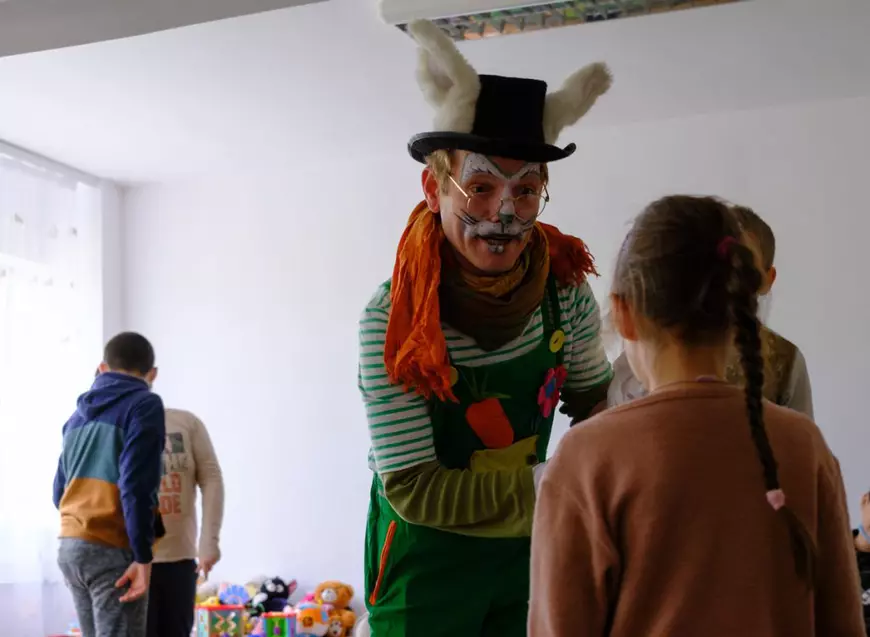 REPORTAJ. „Pa, iepuraș!”. Rețeta bucuriei de Paști împărțită de voluntari copiilor cu dizabilități din două centre din București: dulciuri, jucării și ouă roșii