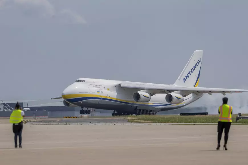 Va mai putea zbura vreodată cel mai mare avion din lume? Pagubele suferite de Antonov-225 Mriya după atacul rusesc