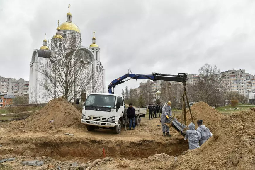 „Ai venit la război să ucizi o bunică în scutec?” Ororile văzute de un tânăr care a făcut înmormântări sub bombardamente, iar acum face deshumări în Bucha 