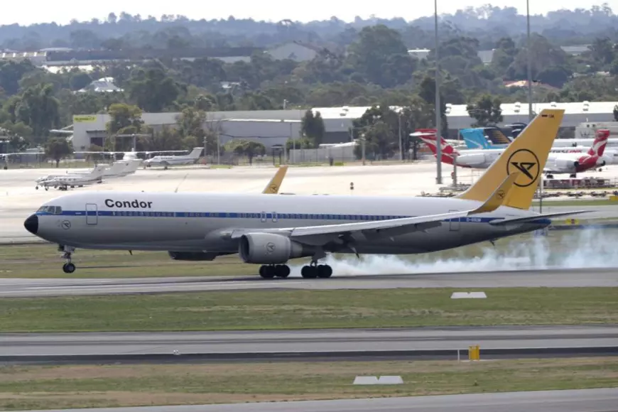 Avioane ca niște bomboane colorate. O companie aeriană din Germania își vopsește întreaga flotă în dungi roșii, galbene, verzi sau albastre