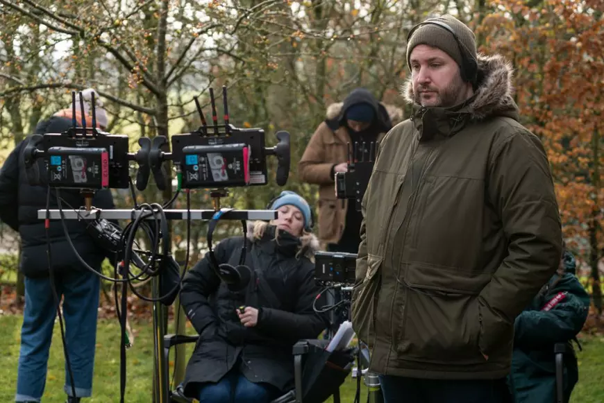 EXCLUSIV. Interviu cu actorii și creatorul serialului „Bridgerton” de pe Netflix despre valul de controverse stârnit: „E oglinda a ceea ce femeile din toată lumea fac zi de zi: se zbat”