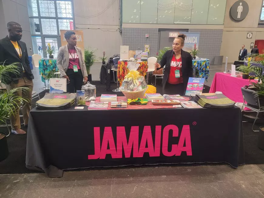 Cum au arătat standurile altor țări la târgul din New York, unde România s-a promovat prin poze prinse de perdea