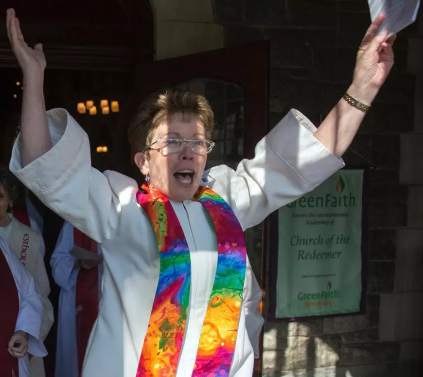 INTERVIU. „Nu cred într-o biserică ce nu poate primi pe toată lumea”. Lupta unei americance care vrea ca Vaticanul să accepte femeile-preot