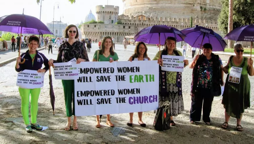 INTERVIU. „Nu cred într-o biserică ce nu poate primi pe toată lumea”. Lupta unei americance care vrea ca Vaticanul să accepte femeile-preot