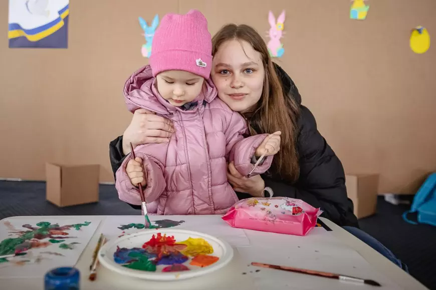 REPORTAJ. Cum petrec Paştele copiii refugiaţilor ucraineni la Romexpo. „Seara, când crede că am adormit, mama plânge în linişte”