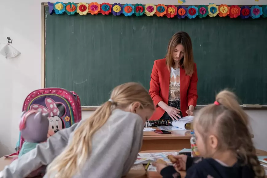 „Nimeni nu m-a învățat să predau în durere”. Cum arată o școală ucraineană în București, unde învață 200 de copii refugiați