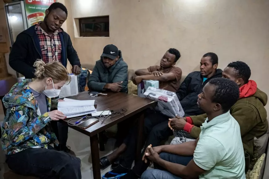 „Nici în Ghana nu am fi pățit așa ceva”. Povestea africanilor care spun că au fost plătiți mai prost ca acasă după mai bine de o lună de muncă pe șantierul din București al unui celebru luptător de K1