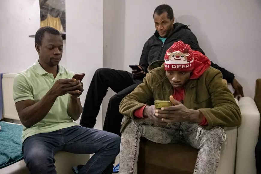 „Nici în Ghana nu am fi pățit așa ceva”. Povestea africanilor care spun că au fost plătiți mai prost ca acasă după mai bine de o lună de muncă pe șantierul din București al unui celebru luptător de K1