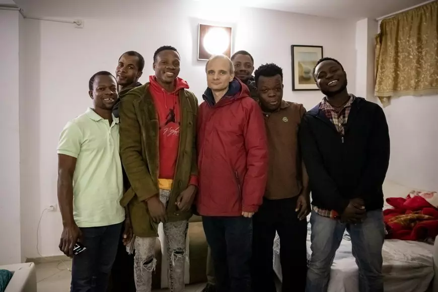 „Nici în Ghana nu am fi pățit așa ceva”. Povestea africanilor care spun că au fost plătiți mai prost ca acasă după mai bine de o lună de muncă pe șantierul din București al unui celebru luptător de K1