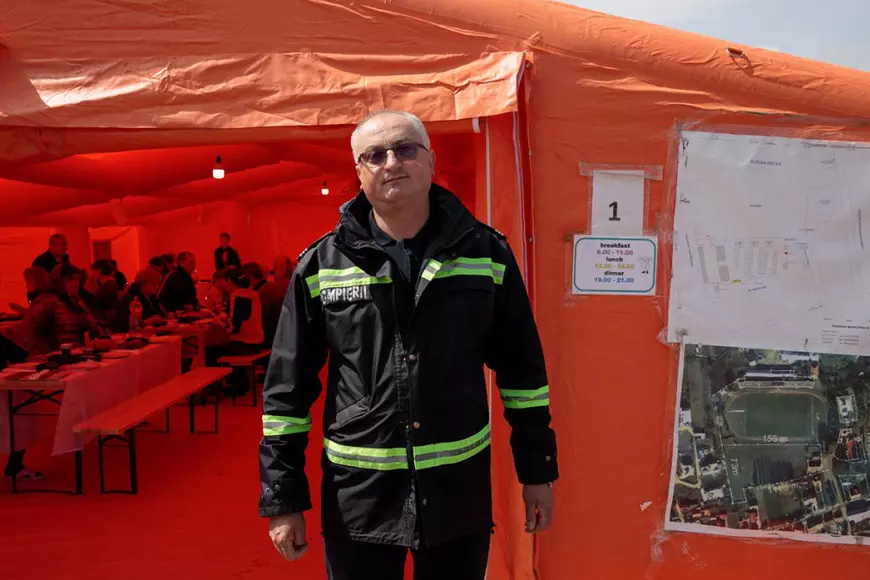 Reportaj. Toți oamenii colonelului Tăuteanu din tabăra de refugiați de la Rădăuți: „Paștele se face în familie. Sunteți familia noastră acum”