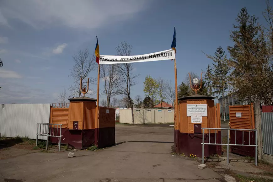 Reportaj. Toți oamenii colonelului Tăuteanu din tabăra de refugiați de la Rădăuți: „Paștele se face în familie. Sunteți familia noastră acum”