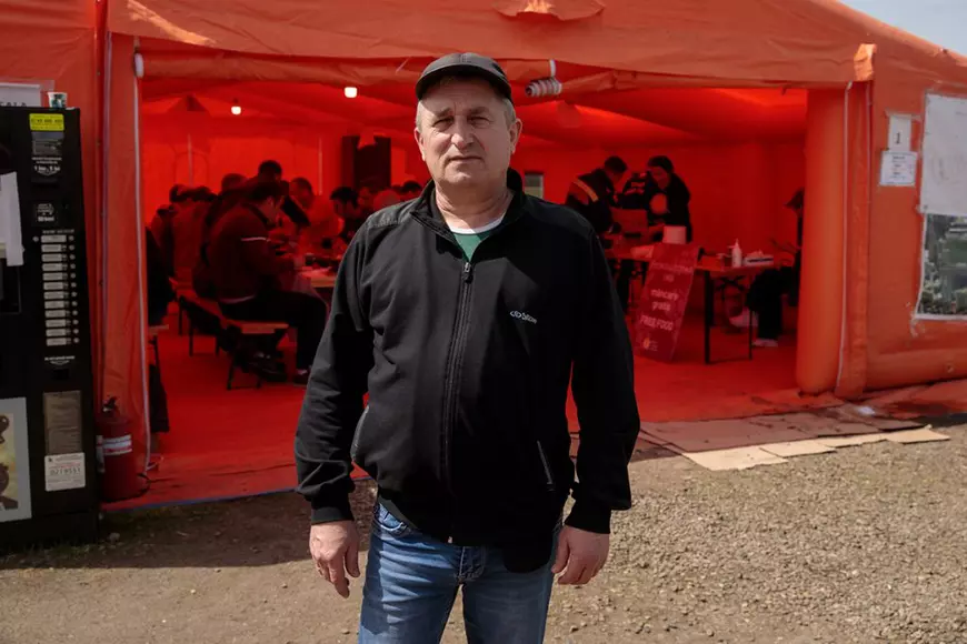 Reportaj. Toți oamenii colonelului Tăuteanu din tabăra de refugiați de la Rădăuți: „Paștele se face în familie. Sunteți familia noastră acum”