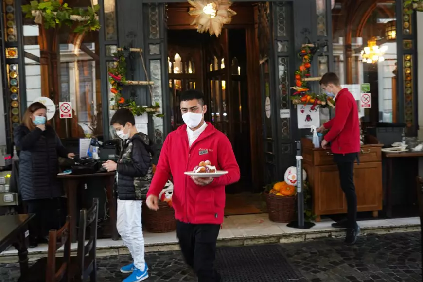 INVESTIGAȚIE. După ce au descoperit că „România nu e raiul pe pământ”, muncitorii asiatici fug în Occident. Un traficant dezvăluie cum și cât costă