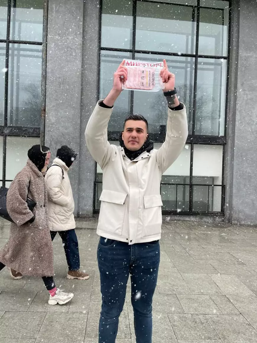 Un bărbat din Moscova a fost amendat pentru că purta adidași cu albastru și galben, culorile Ucrainei