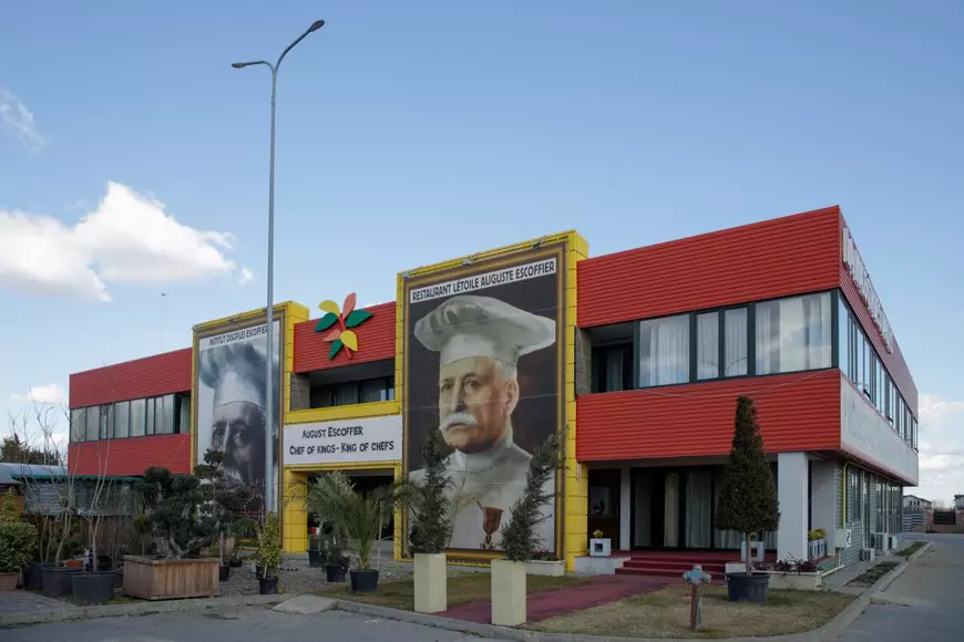 Românul care s-a întors din Franța și vrea să facă primul restaurant cu stele Michelin: „Cum vreți să progresăm, când noi mâncăm același lucru: șnițele, piept de pui, mici?”