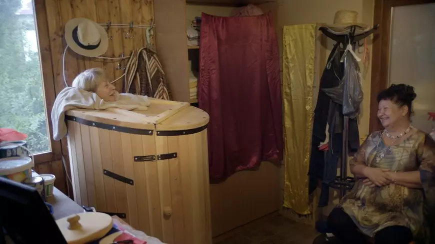 Documentarul românesc despre prietenie și frumusețe la 70 de ani. Regizor: „Bunica mi-a spus: «Să ţii minte că bătrâneţea trebuie să ţi-o pregăteşti»”