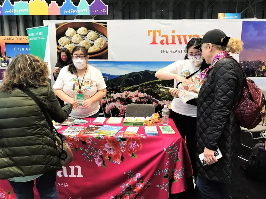 Cum au arătat standurile altor țări la târgul din New York, unde România s-a promovat prin poze prinse de perdea