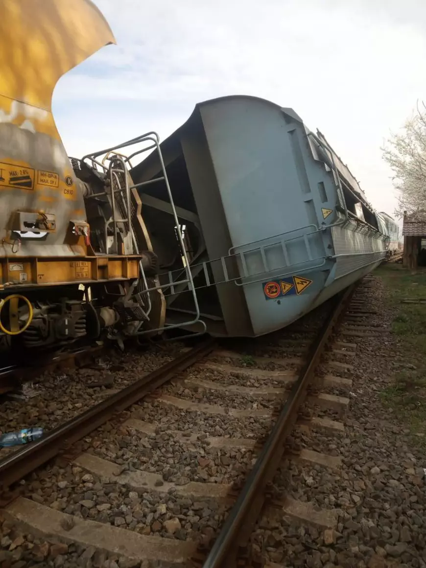Un vagon al unui tren de marfă, răsturnat în județul Bihor. Alte două vagoane au deraiat