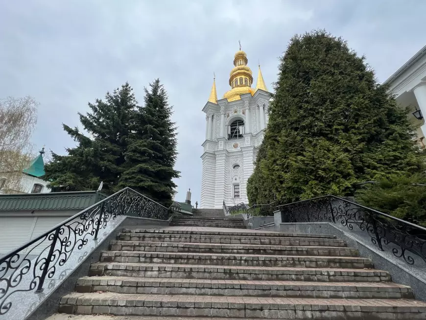 CORESPONDENȚĂ DIN KIEV. În așteptarea Învierii printre baricade, soldați înarmați și alarme, un preot are un mesaj pentru români: „Ne-ați ajutat enorm. Și nu vom uita asta niciodată”