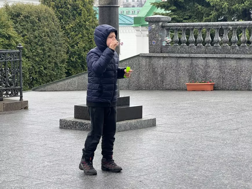 CORESPONDENȚĂ DIN KIEV. În așteptarea Învierii printre baricade, soldați înarmați și alarme, un preot are un mesaj pentru români: „Ne-ați ajutat enorm. Și nu vom uita asta niciodată”