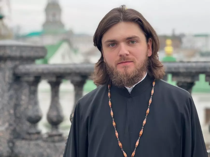 CORESPONDENȚĂ DIN KIEV. În așteptarea Învierii printre baricade, soldați înarmați și alarme, un preot are un mesaj pentru români: „Ne-ați ajutat enorm. Și nu vom uita asta niciodată”