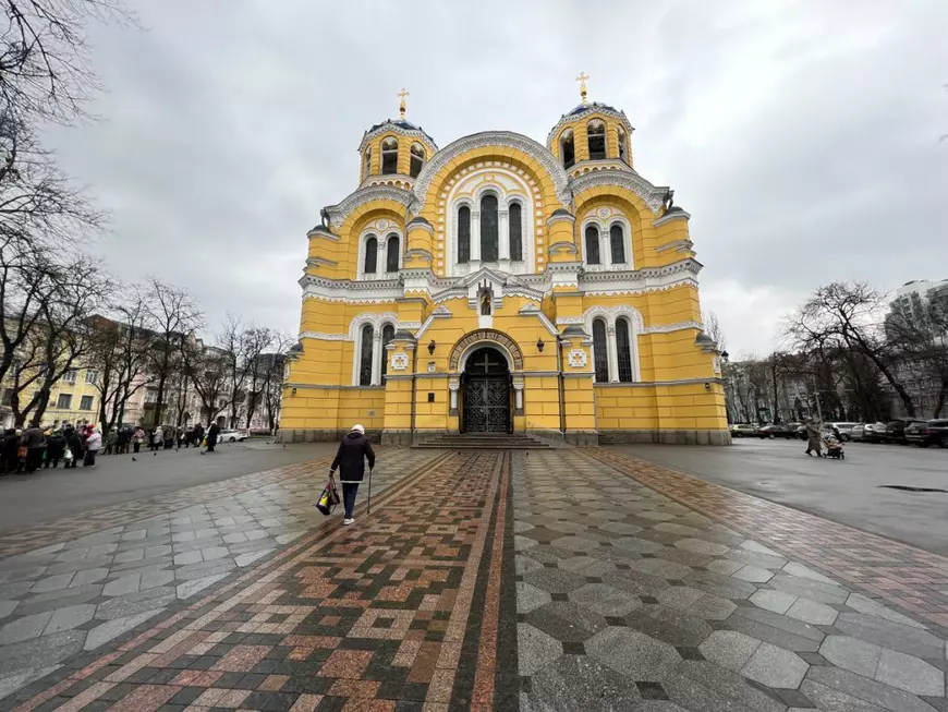 CORESPONDENȚĂ DIN KIEV. În așteptarea Învierii printre baricade, soldați înarmați și alarme, un preot are un mesaj pentru români: „Ne-ați ajutat enorm. Și nu vom uita asta niciodată”