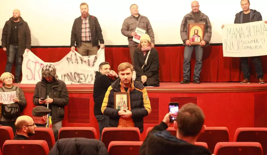 „Aș vrea ca părinții mei să vadă filmul și să am un dialog cu ei”. Un actor vorbește despre pelicula inspirată de protestele anti-gay de la Muzeul Țăranului nominalizată la Gopo 2022