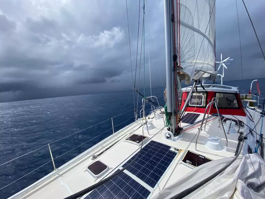 VIDEO. Performanță unică. Primul român care încheie înconjurul lumii singur într-un velier