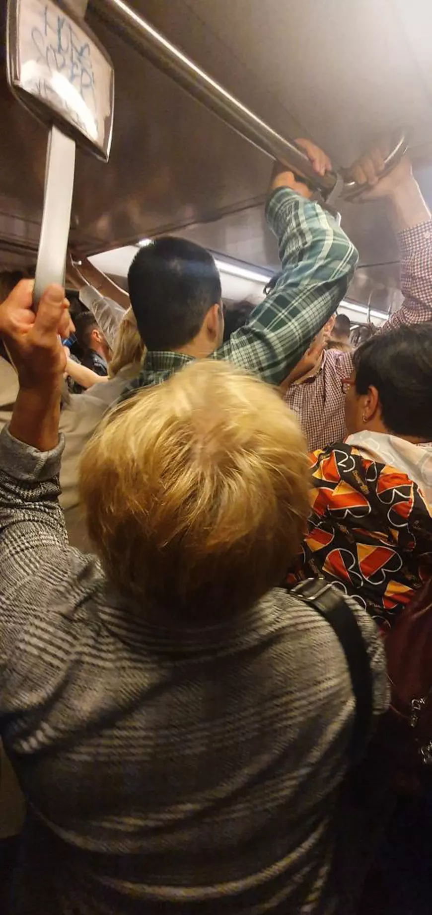 Circulația la metrou, dată peste cap după ce un metrou a fost cuprins de fum, în apropiere de stația Piața Romană