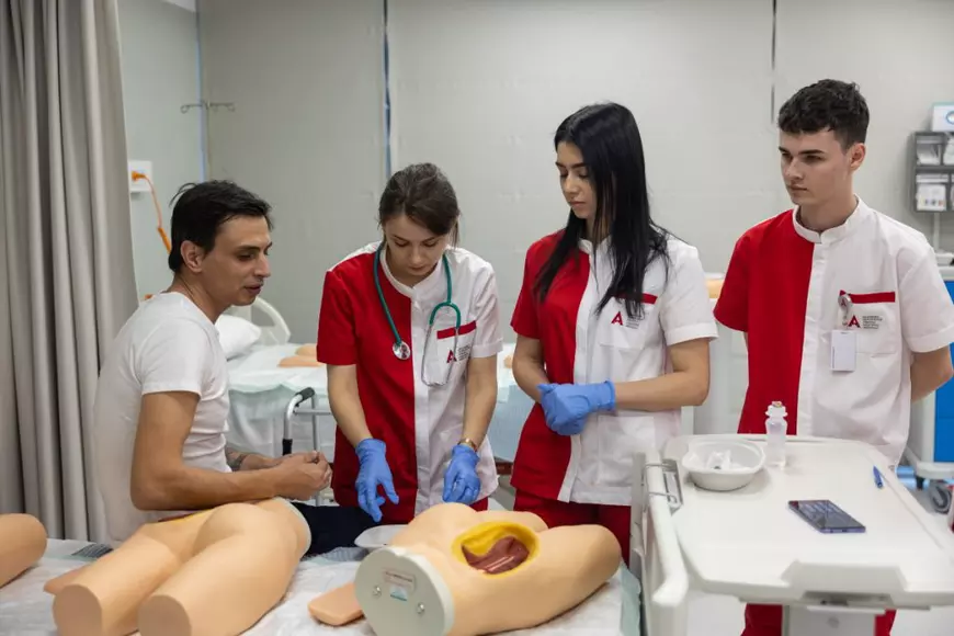 Academia Europeană pentru Asistenți Medicali dispune de manechine umanoide robotice de ultimă generație care imită simptomele studiate, clinice sau cronice și care au circuite interne de lichide, fapt ce permite simularea recoltării de probe biologice