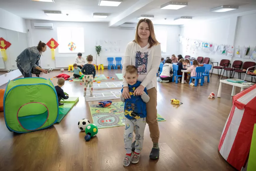 După ce copilul adoptat înainte de război i-a salvat familia, o educatoare din Ucraina își continuă la București visul de a schimba educația „rămasă de tip sovietic”