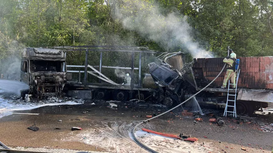 Un șofer român a scos din flăcări un coleg al cărui camion s-a făcut scrum, în Belgia: „Focul era în cabină, el urla!”