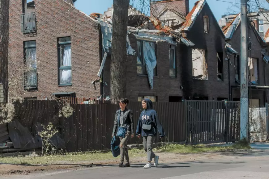 În Bucha, viața încearcă să revină la normal: „Cu cât mai repede curățăm urmele războiului, cu atât îi scoatem pe oameni din traumă”