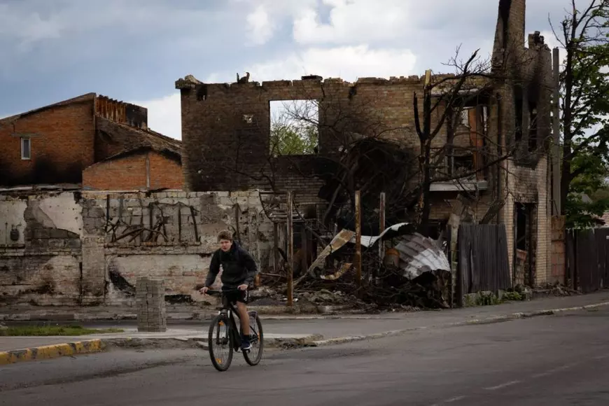 În Bucha, viața încearcă să revină la normal: „Cu cât mai repede curățăm urmele războiului, cu atât îi scoatem pe oameni din traumă”