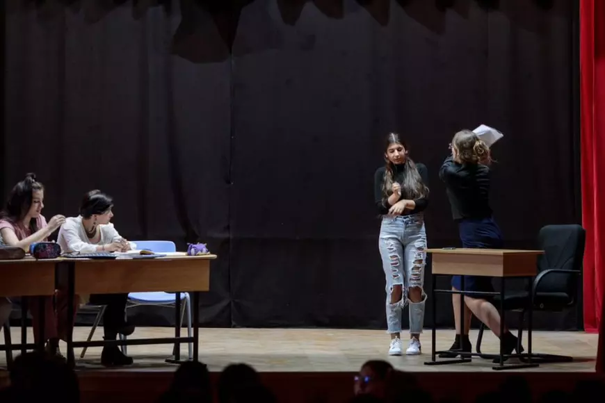 „De ce miroase atât de urât la voi în clasă? Nu știți să vă spălați?” Elevi din Ciorogârla și București au pus în scenă bullying-ul din sala de clasă