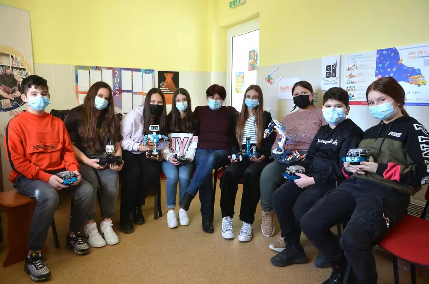 VIDEO. Cum ajunge o bibliotecară de la țară să învețe elevii să codeze cu bani de la Bill Gates: „Descopeream și eu platforma cot la cot cu ei”