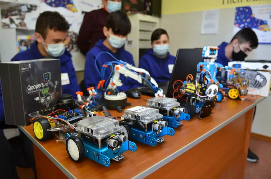 VIDEO. Cum ajunge o bibliotecară de la țară să învețe elevii să codeze cu bani de la Bill Gates: „Descopeream și eu platforma cot la cot cu ei”