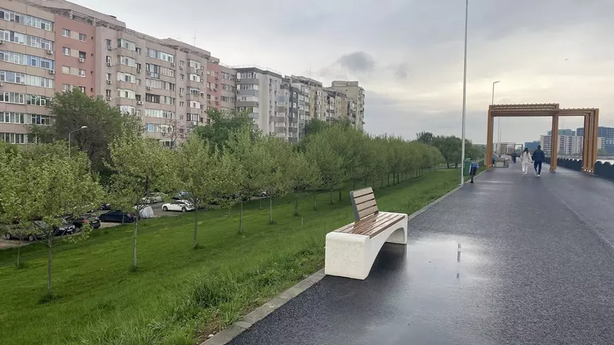 FOTO. Inaugurarea promenadei de pe Lacul Morii intră în linie dreaptă, dar se amână. S-au montat pergolele și băncile, urmează sistemul de monitorizare video
