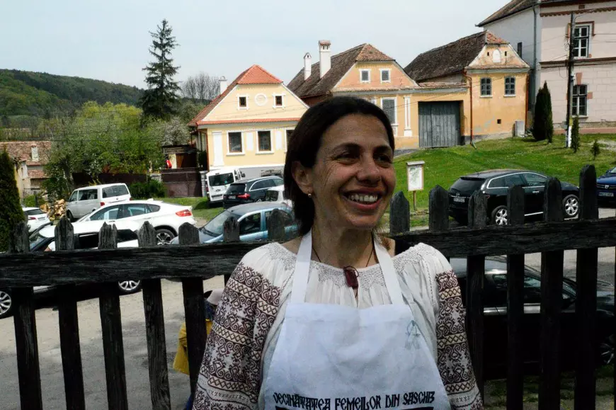 Florentina Călugăr se pricepe mai bine la cuvinte și vorbește despre Vecinătatea Femeilor din Saschiz