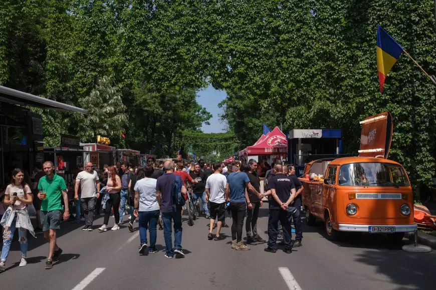 PHOTOS.  Kiseleff Boulevard turns into an empty kilometer of gastronomy, at the Bucharest Street Food Festival.