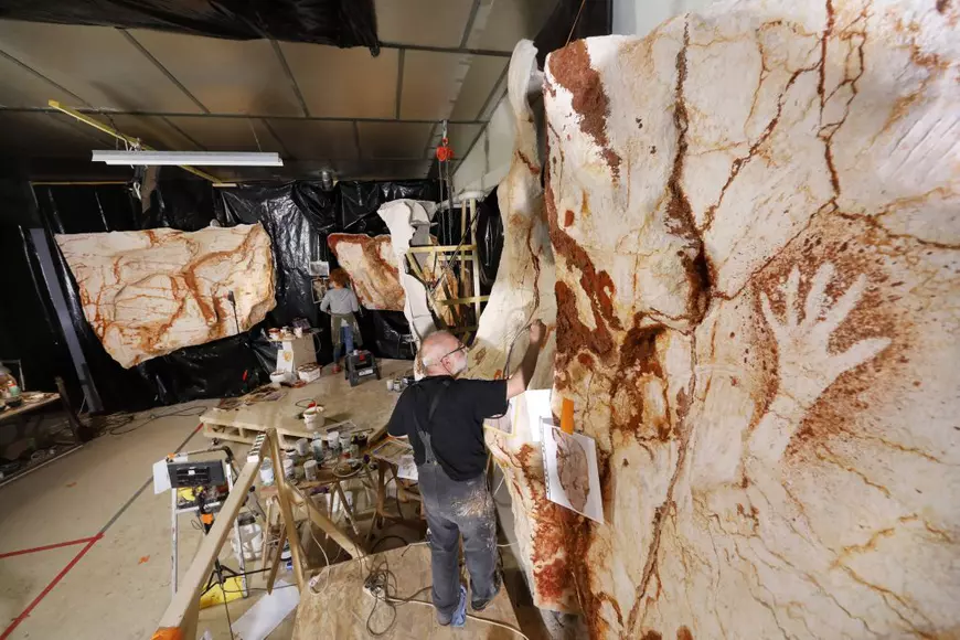 Cursă contracronometru pentru salvarea creațiilor dintr-o peșteră subacvatică din Epoca de Piatră, de pe litoralul francez