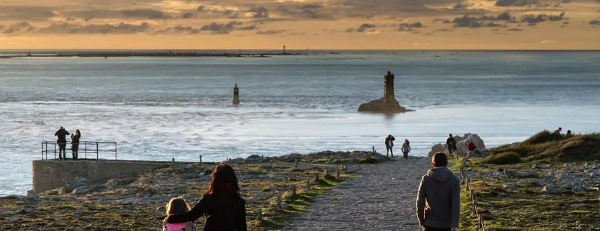 Părinții și unul dintre fiii lor au murit, după ce au fost loviți de un val uriaș, în Franța. Alți trei copii ai familiei au fost răniți