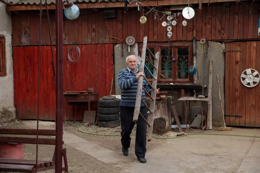 REPORTAJ. „Armindenul” lui Nea Dumitru, obicei vechi de când satele din Țara Hațegului. De ce se pune mesteacăn la poartă de 1 mai