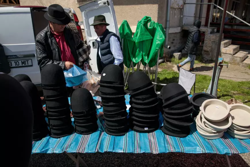 Cai „la preț de Ferrari”, covoare și adidași la 10 lei, la cel mai mare târg de 1 mai din vestul țării. „Numa’ ptinguini nu găsîț aici”