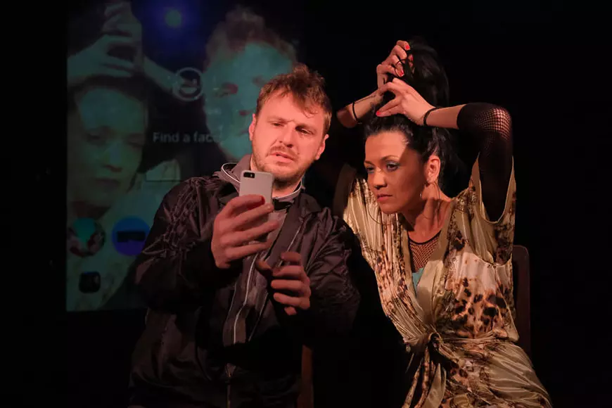 „Aș vrea ca părinții mei să vadă filmul și să am un dialog cu ei”. Un actor vorbește despre pelicula inspirată de protestele anti-gay de la Muzeul Țăranului nominalizată la Gopo 2022