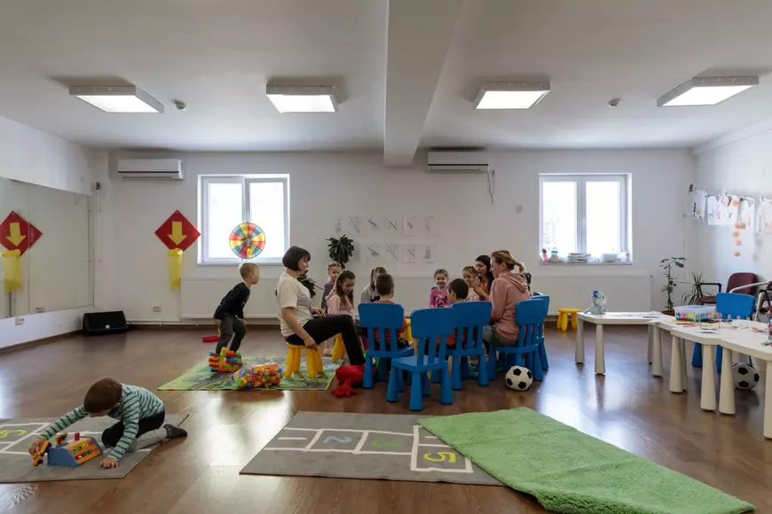 După ce copilul adoptat înainte de război i-a salvat familia, o educatoare din Ucraina își continuă la București visul de a schimba educația „rămasă de tip sovietic”